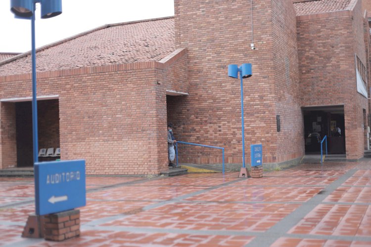 fachada del hospital Raúl Orejuela Bueno