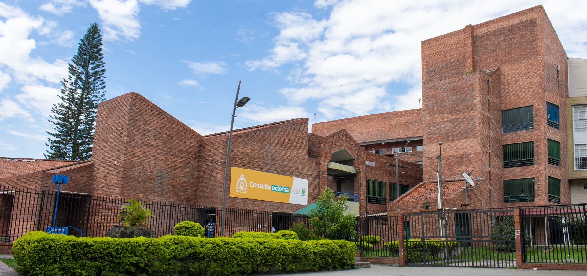 VISTA FRONTAL DEL HOSPITAL RAUL OREJUELA BUENO